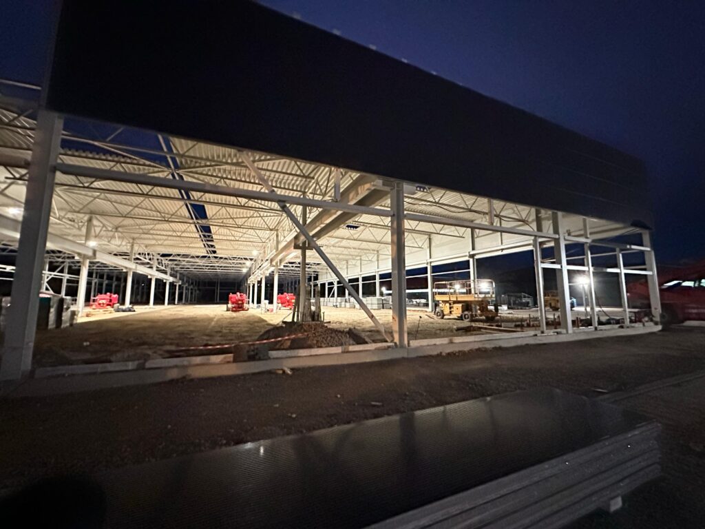 Jumta nesošā profila un sendvičpaneļu montāža, Virssardzes iela, Liepāja