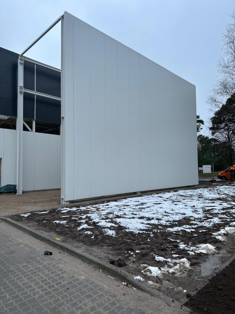 Jumta nesošā profila un sendvičpaneļu montāža, Virssardzes iela, Liepāja