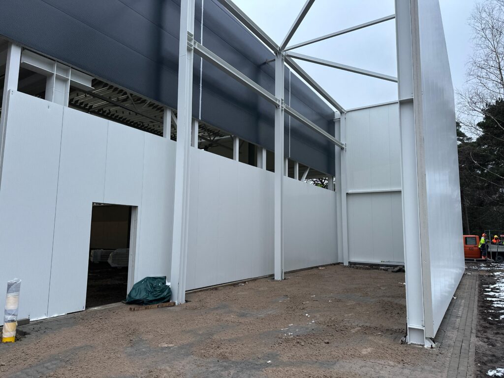 Jumta nesošā profila un sendvičpaneļu montāža, Virssardzes iela, Liepāja