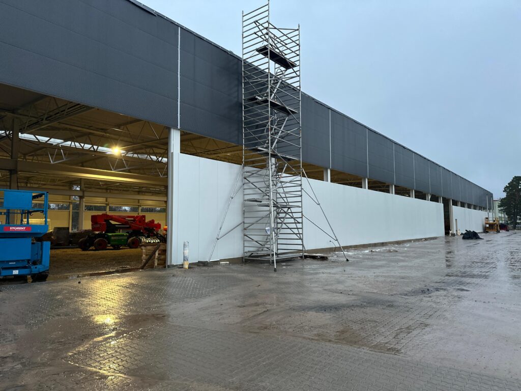 Jumta nesošā profila un sendvičpaneļu montāža, Virssardzes iela, Liepāja