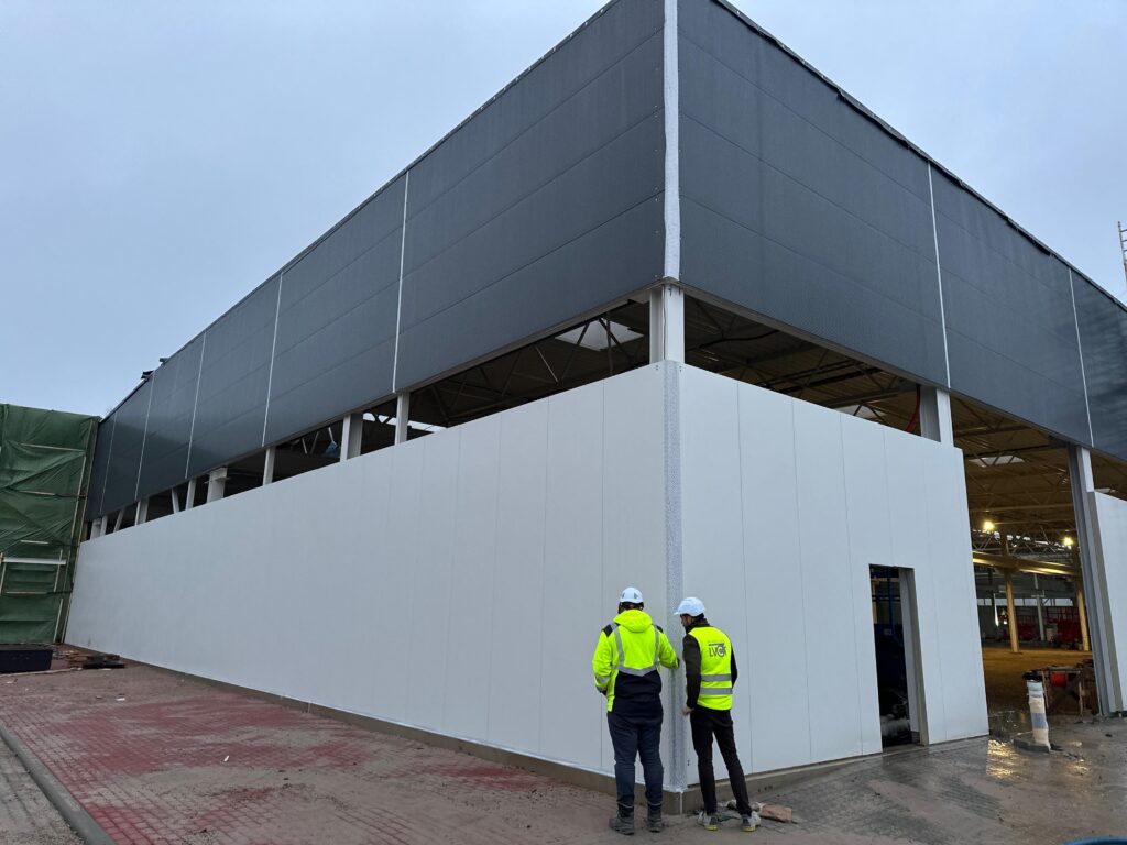 Jumta nesošā profila un sendvičpaneļu montāža, Virssardzes iela, Liepāja