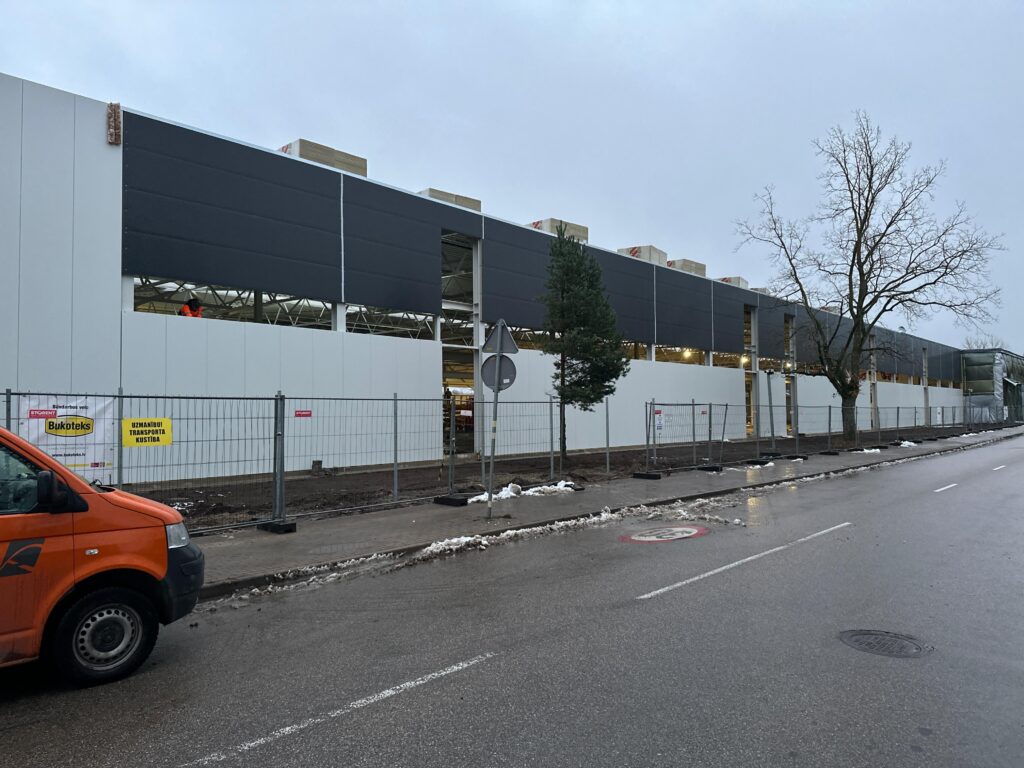 Jumta nesošā profila un sendvičpaneļu montāža, Virssardzes iela, Liepāja